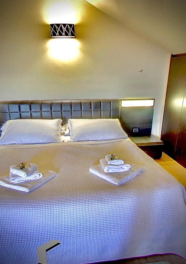 Borgo Manzoni - Charming House Hotel รอซซาโน ภายนอก รูปภาพ